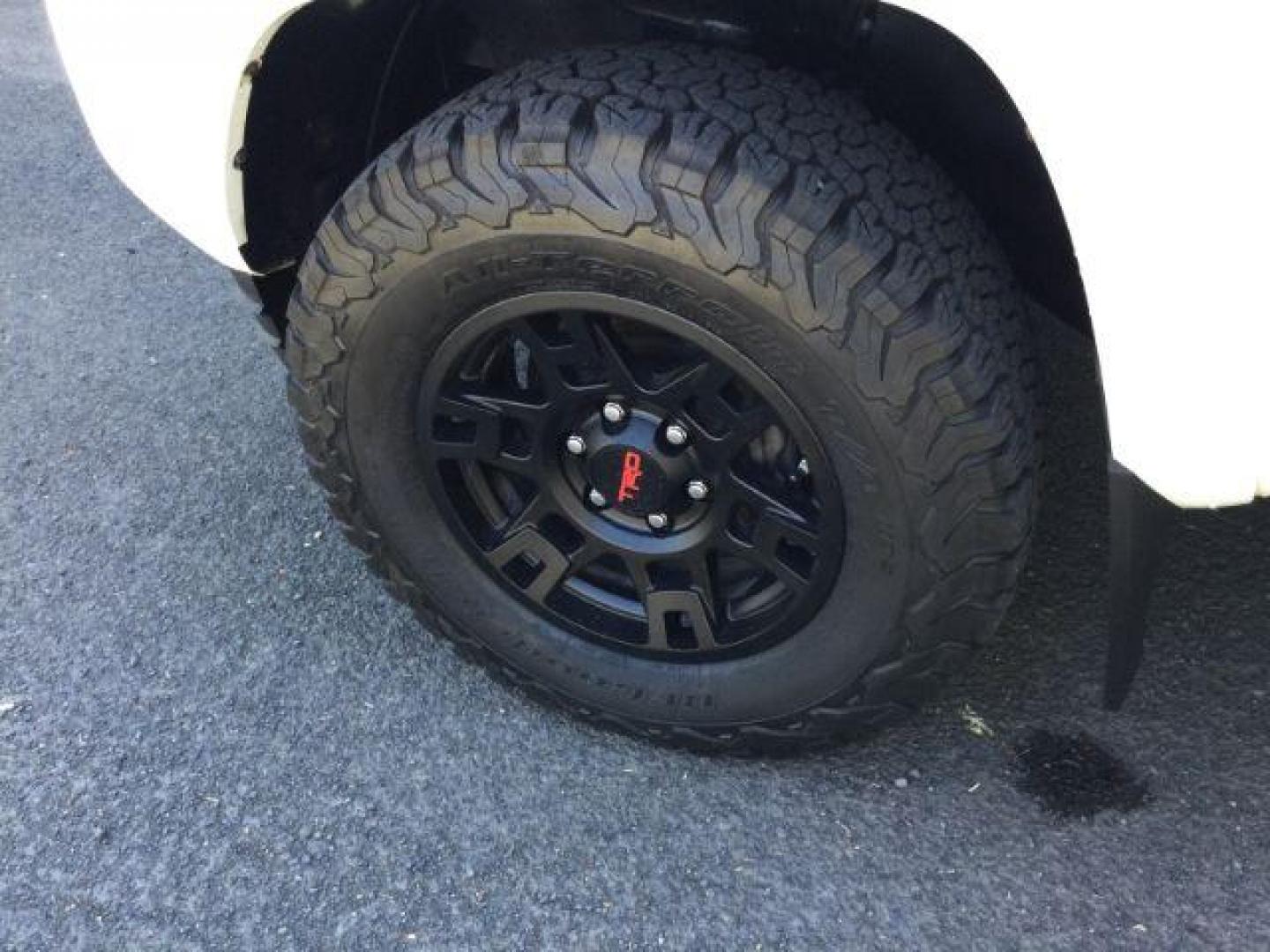 2016 Super White /Black Cloth Toyota Tacoma Crew Cab Long Bed TRD Sport 4WD (3TMDZ5BN0GM) with an 3.5L V-6 port/direct injection engine, 6-Speed Automatic transmission, located at 1801 Main Street, Lewiston, 83501, (208) 743-9371, 46.417065, -117.004799 - Photo#19