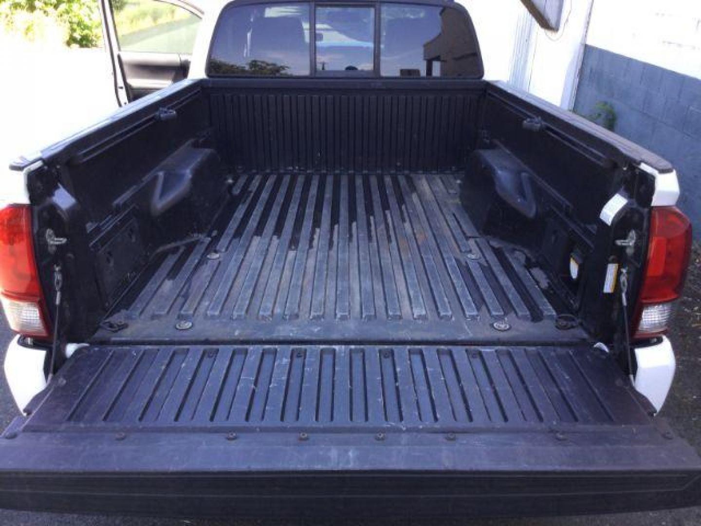 2016 Super White /Black Cloth Toyota Tacoma Crew Cab Long Bed TRD Sport 4WD (3TMDZ5BN0GM) with an 3.5L V-6 port/direct injection engine, 6-Speed Automatic transmission, located at 1801 Main Street, Lewiston, 83501, (208) 743-9371, 46.417065, -117.004799 - Photo#20