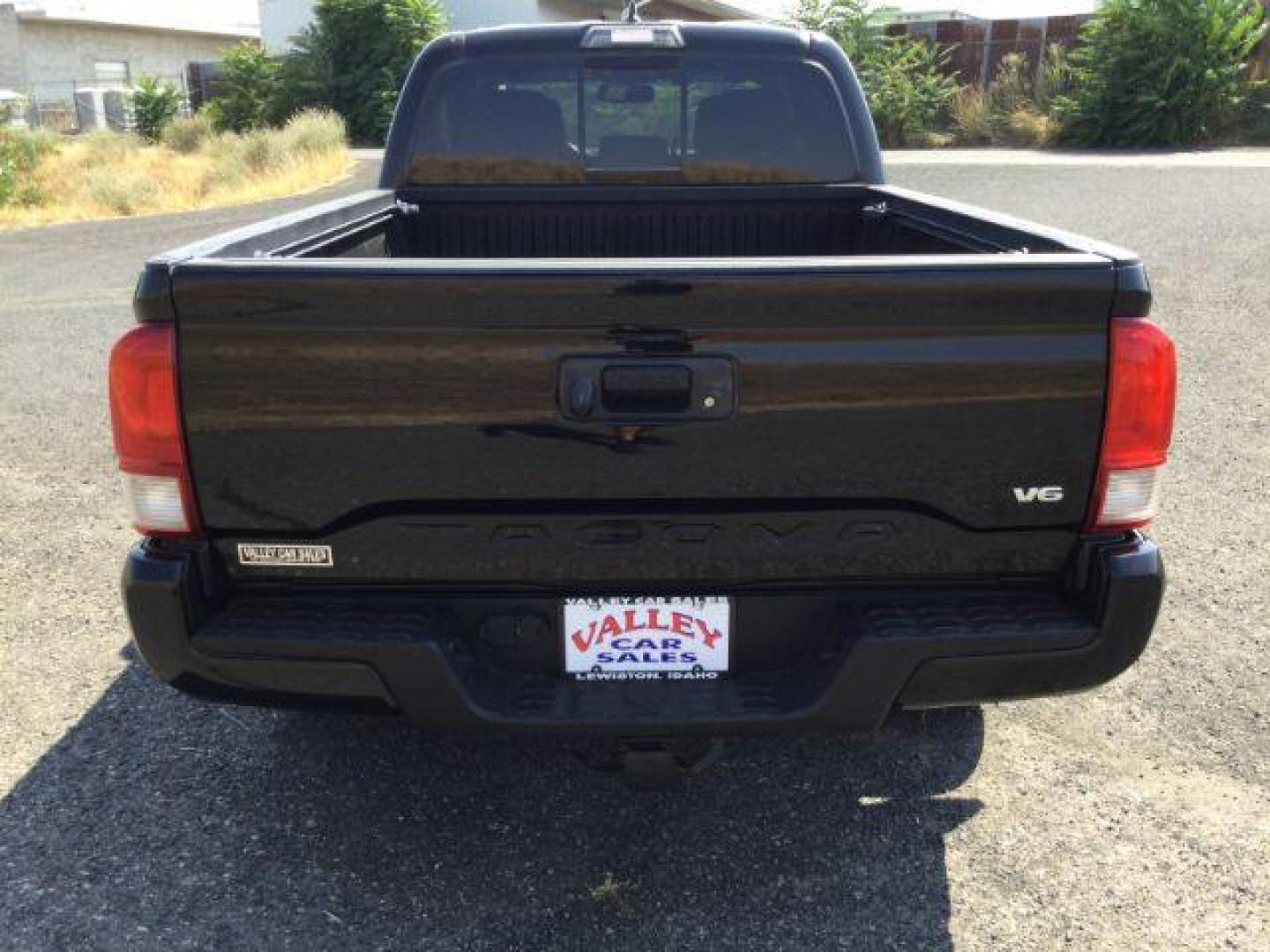 2017 Black /Graphite w/Gun Metal Toyota Tacoma Crew Cab TRD Sport Long Bed (5TFDZ5BN8HX) with an 3.5L V-6 port/direct injection engine, 6-Speed Automatic transmission, located at 1801 Main Street, Lewiston, 83501, (208) 743-9371, 46.417065, -117.004799 - Photo#15