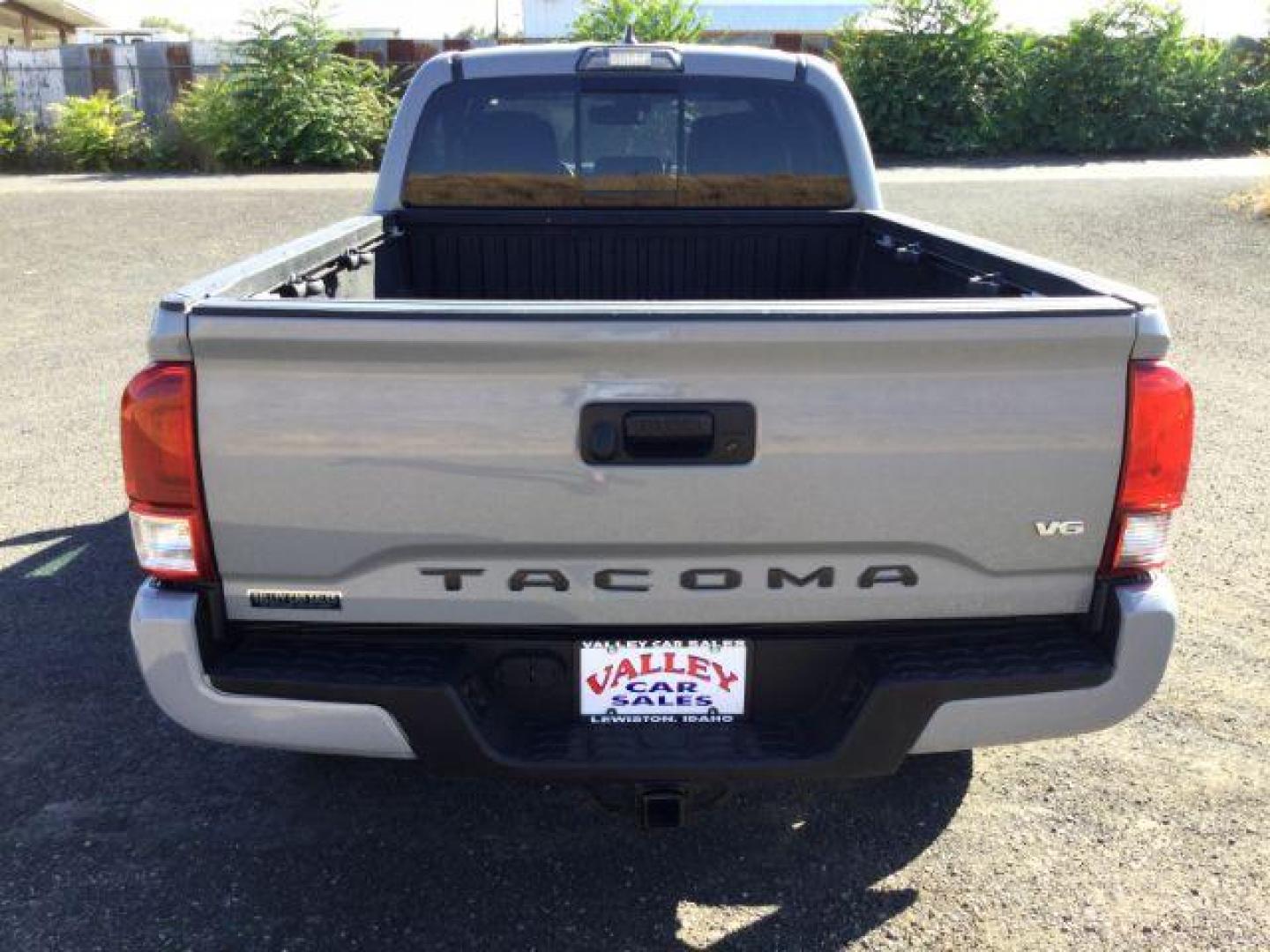 2019 Cement /Graphite w/Gun Metal Toyota Tacoma Crew Cab TRD Sport Long Bed (5TFDZ5BN1KX) with an 3.5L V-6 port/direct injection engine, 6-Speed Automatic transmission, located at 1801 Main Street, Lewiston, 83501, (208) 743-9371, 46.417065, -117.004799 - Photo#16