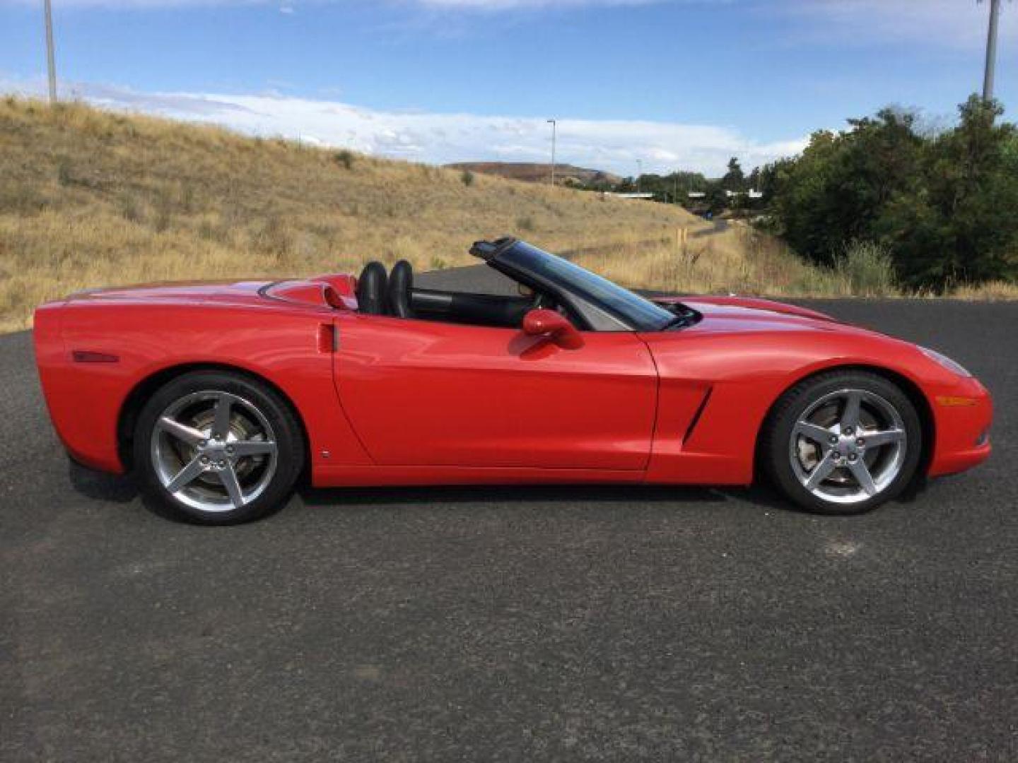 2007 Victory Red /BLACK LEATHER Chevrolet Corvette BASE (1G1YY36U875) with an 6.0L V8 LS2 engine, 6-Speed Automatic transmission, located at 1801 Main Street, Lewiston, 83501, (208) 743-9371, 46.417065, -117.004799 - Photo#7
