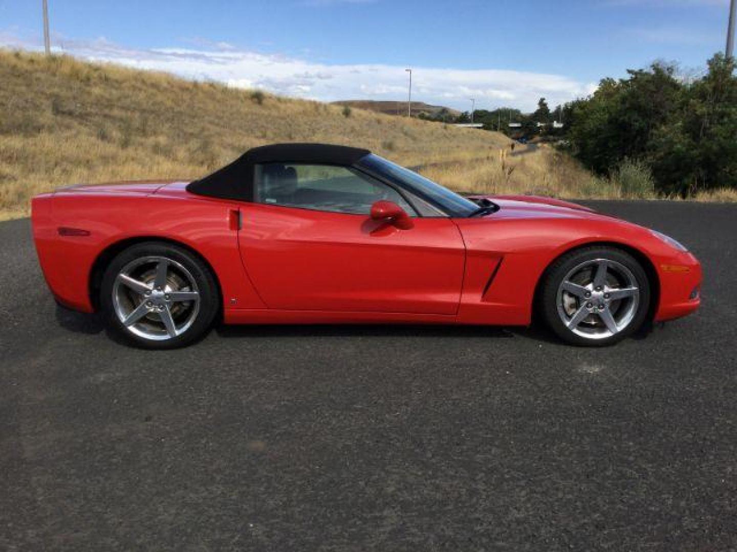 2007 Victory Red /BLACK LEATHER Chevrolet Corvette BASE (1G1YY36U875) with an 6.0L V8 LS2 engine, 6-Speed Automatic transmission, located at 1801 Main Street, Lewiston, 83501, (208) 743-9371, 46.417065, -117.004799 - Photo#16
