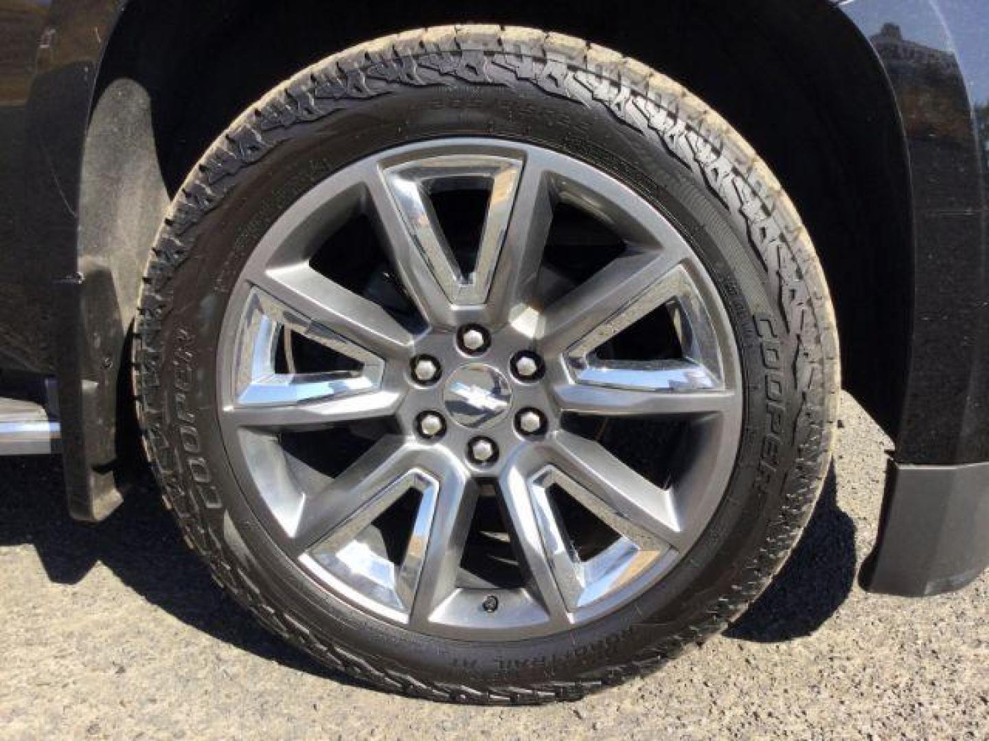 2016 Black /Jet Black Chevrolet Suburban LTZ (1GNSKJKC6GR) with an EcoTec3 5.3L V-8 gasoline direct injection engine, 6-Speed Automatic transmission, located at 1801 Main Street, Lewiston, 83501, (208) 743-9371, 46.417065, -117.004799 - Photo#21
