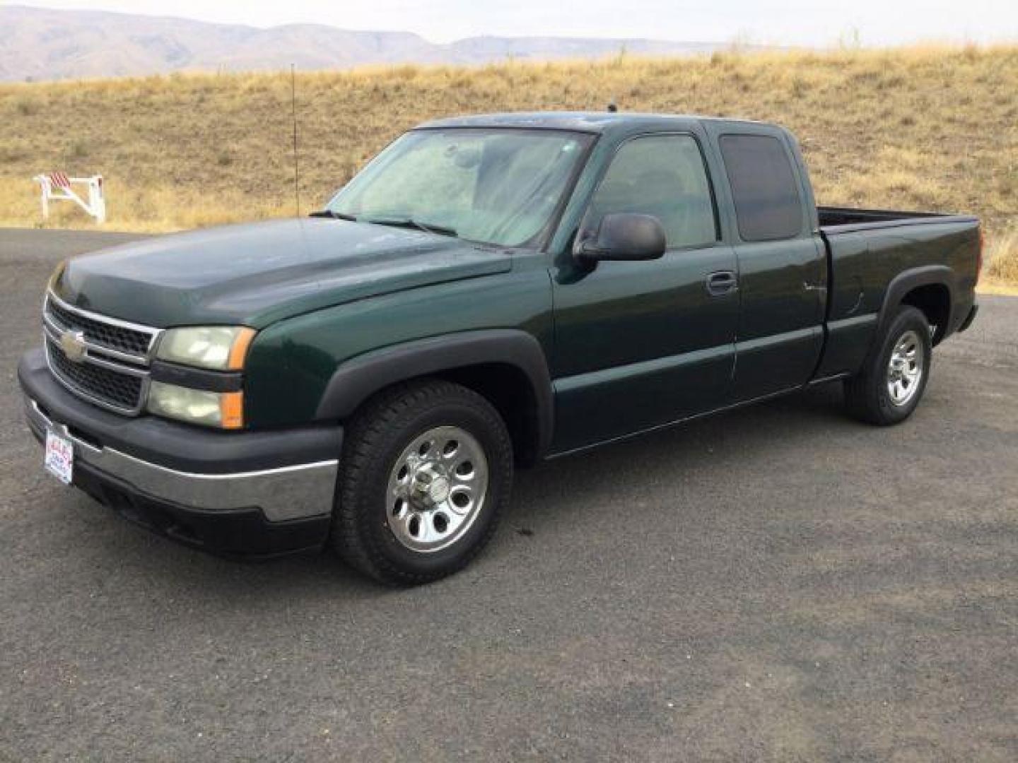 2006 Dark Green Metallic /Dark Charcoal Chevrolet Silverado 1500 LS (2GCEC19T661) with an Vortec 5.3L V-8 regular unleaded engine, 4 speed Automatic transmission, located at 1801 Main Street, Lewiston, 83501, (208) 743-9371, 46.417065, -117.004799 - Photo#2