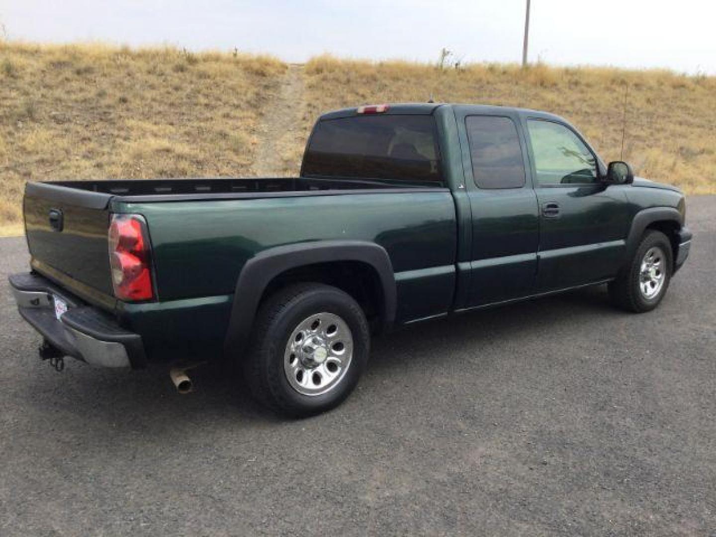 2006 Dark Green Metallic /Dark Charcoal Chevrolet Silverado 1500 LS (2GCEC19T661) with an Vortec 5.3L V-8 regular unleaded engine, 4 speed Automatic transmission, located at 1801 Main Street, Lewiston, 83501, (208) 743-9371, 46.417065, -117.004799 - Photo#3