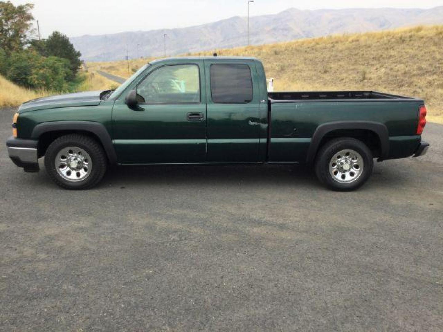 2006 Dark Green Metallic /Dark Charcoal Chevrolet Silverado 1500 LS (2GCEC19T661) with an Vortec 5.3L V-8 regular unleaded engine, 4 speed Automatic transmission, located at 1801 Main Street, Lewiston, 83501, (208) 743-9371, 46.417065, -117.004799 - Photo#8