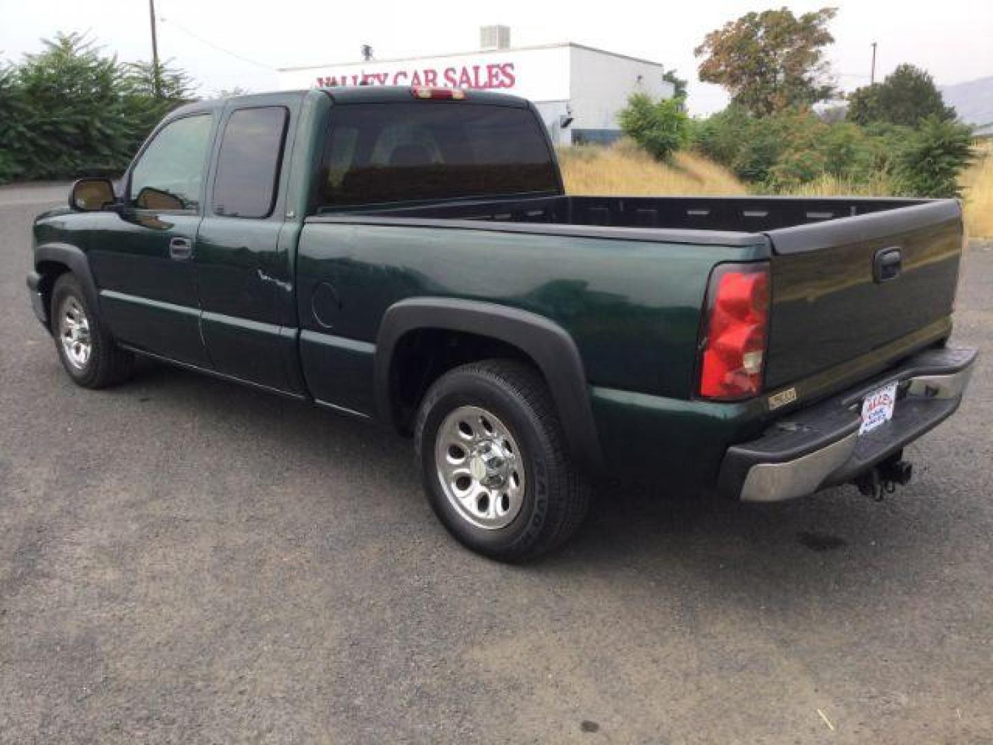 2006 Dark Green Metallic /Dark Charcoal Chevrolet Silverado 1500 LS (2GCEC19T661) with an Vortec 5.3L V-8 regular unleaded engine, 4 speed Automatic transmission, located at 1801 Main Street, Lewiston, 83501, (208) 743-9371, 46.417065, -117.004799 - Photo#15