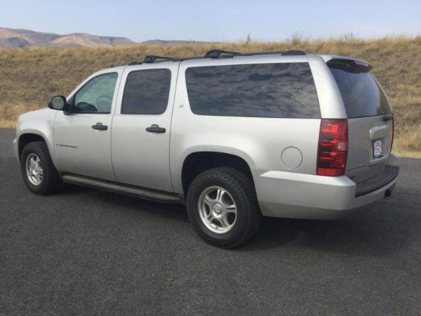2007 Silver Birch Metallic /Light Titanium/Dark Titanium Chevrolet Suburban 1500 LS (3GNFK163X7G) with an 5.3L V8 engine, 4 speed Automatic transmission, located at 1801 Main Street, Lewiston, 83501, (208) 743-9371, 46.417065, -117.004799 - Photo#2