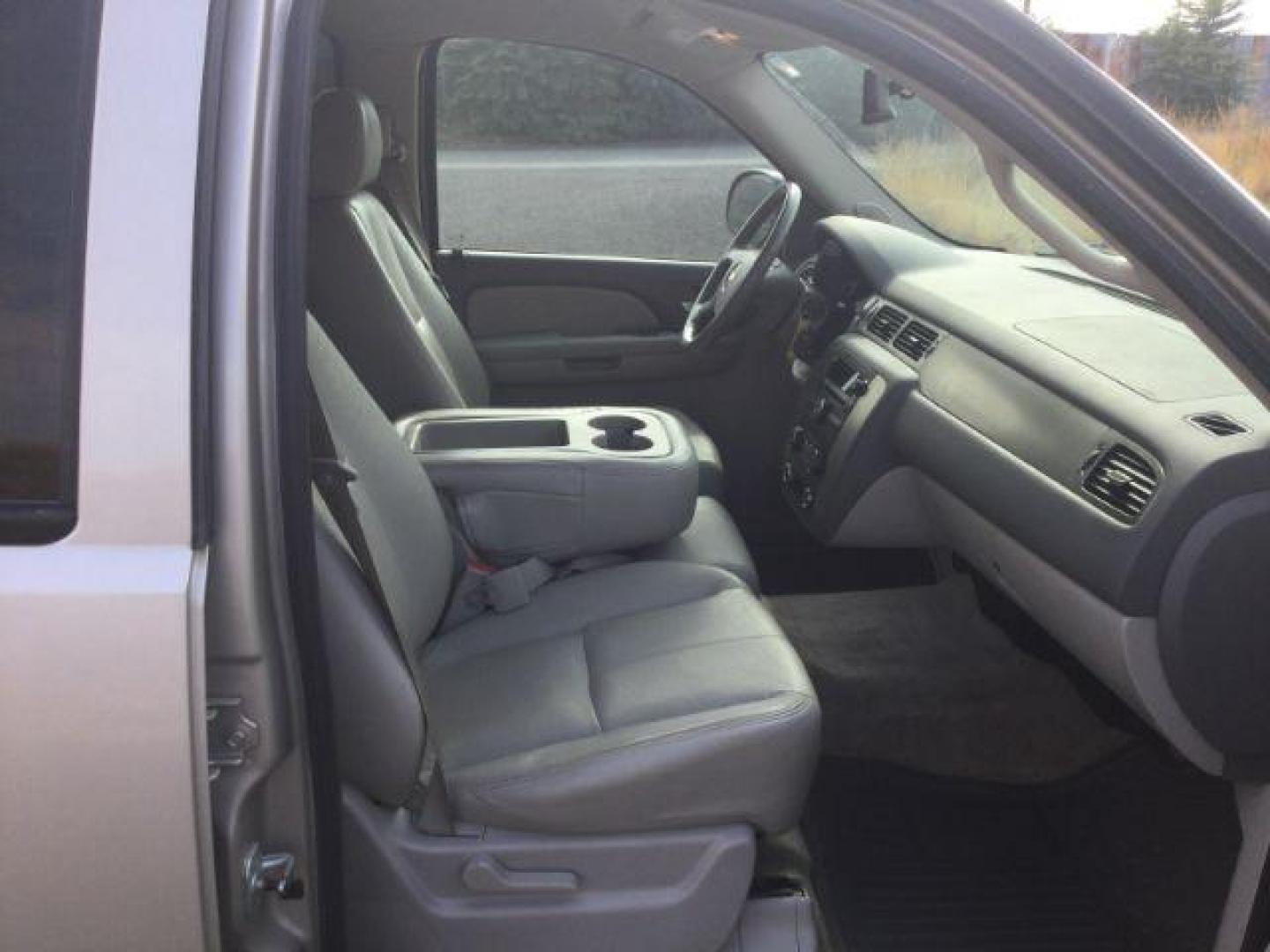 2007 Silver Birch Metallic /Light Titanium/Dark Titanium Chevrolet Suburban 1500 LS (3GNFK163X7G) with an 5.3L V8 engine, 4 speed Automatic transmission, located at 1801 Main Street, Lewiston, 83501, (208) 743-9371, 46.417065, -117.004799 - Photo#5