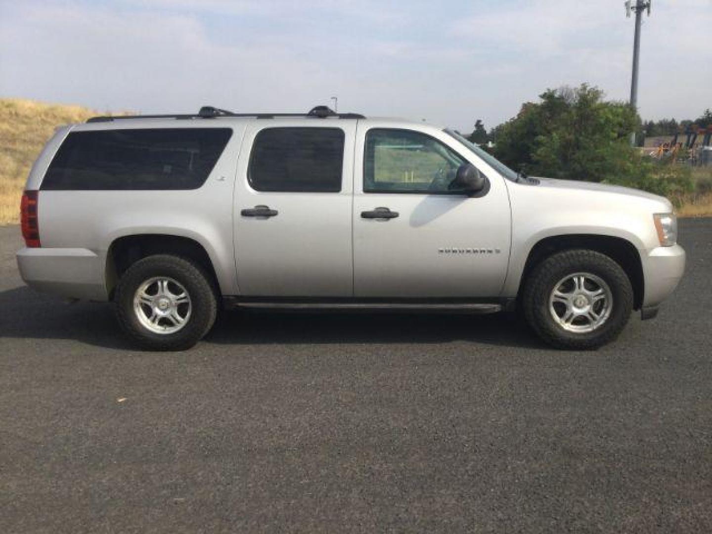 2007 Silver Birch Metallic /Light Titanium/Dark Titanium Chevrolet Suburban 1500 LS (3GNFK163X7G) with an 5.3L V8 engine, 4 speed Automatic transmission, located at 1801 Main Street, Lewiston, 83501, (208) 743-9371, 46.417065, -117.004799 - Photo#8