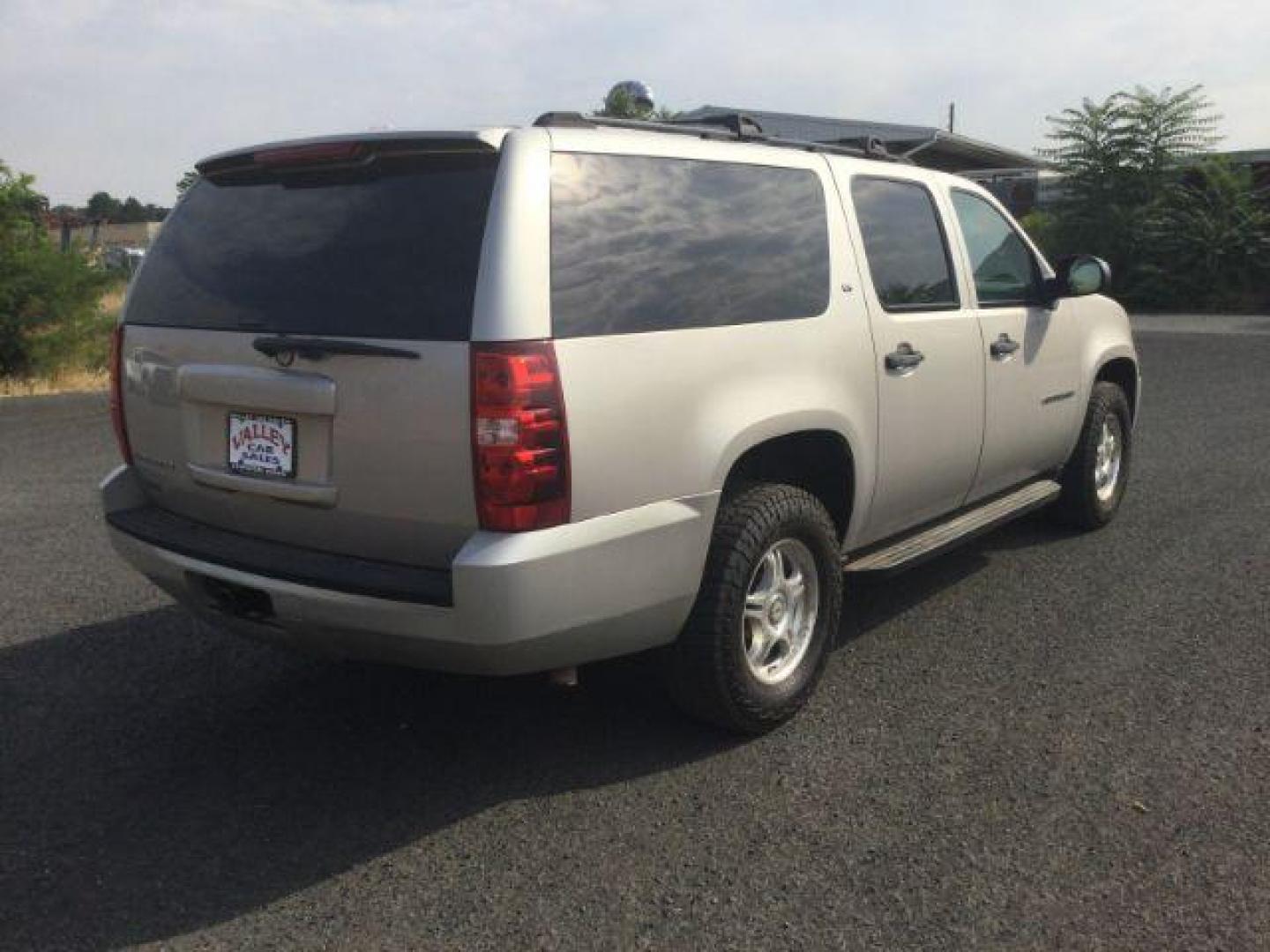 2007 Silver Birch Metallic /Light Titanium/Dark Titanium Chevrolet Suburban 1500 LS (3GNFK163X7G) with an 5.3L V8 engine, 4 speed Automatic transmission, located at 1801 Main Street, Lewiston, 83501, (208) 743-9371, 46.417065, -117.004799 - Photo#9
