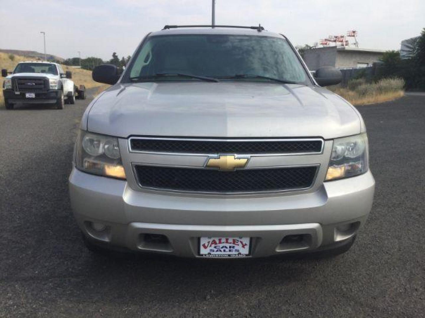 2007 Silver Birch Metallic /Light Titanium/Dark Titanium Chevrolet Suburban 1500 LS (3GNFK163X7G) with an 5.3L V8 engine, 4 speed Automatic transmission, located at 1801 Main Street, Lewiston, 83501, (208) 743-9371, 46.417065, -117.004799 - Photo#11