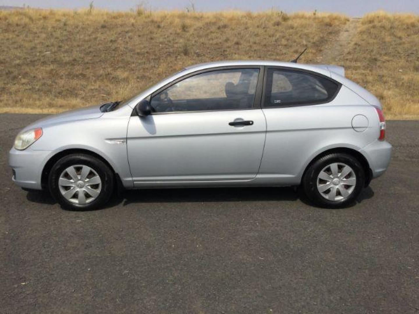2007 Platinum Silver /Black Hyundai Accent GS (KMHCM36C17U) with an 1.6L I-4 DOHC engine, located at 1801 Main Street, Lewiston, 83501, (208) 743-9371, 46.417065, -117.004799 - Photo#5