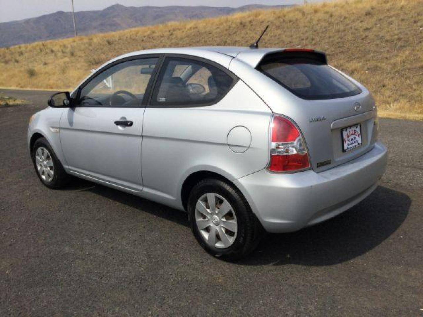 2007 Platinum Silver /Black Hyundai Accent GS (KMHCM36C17U) with an 1.6L I-4 DOHC engine, located at 1801 Main Street, Lewiston, 83501, (208) 743-9371, 46.417065, -117.004799 - Photo#8