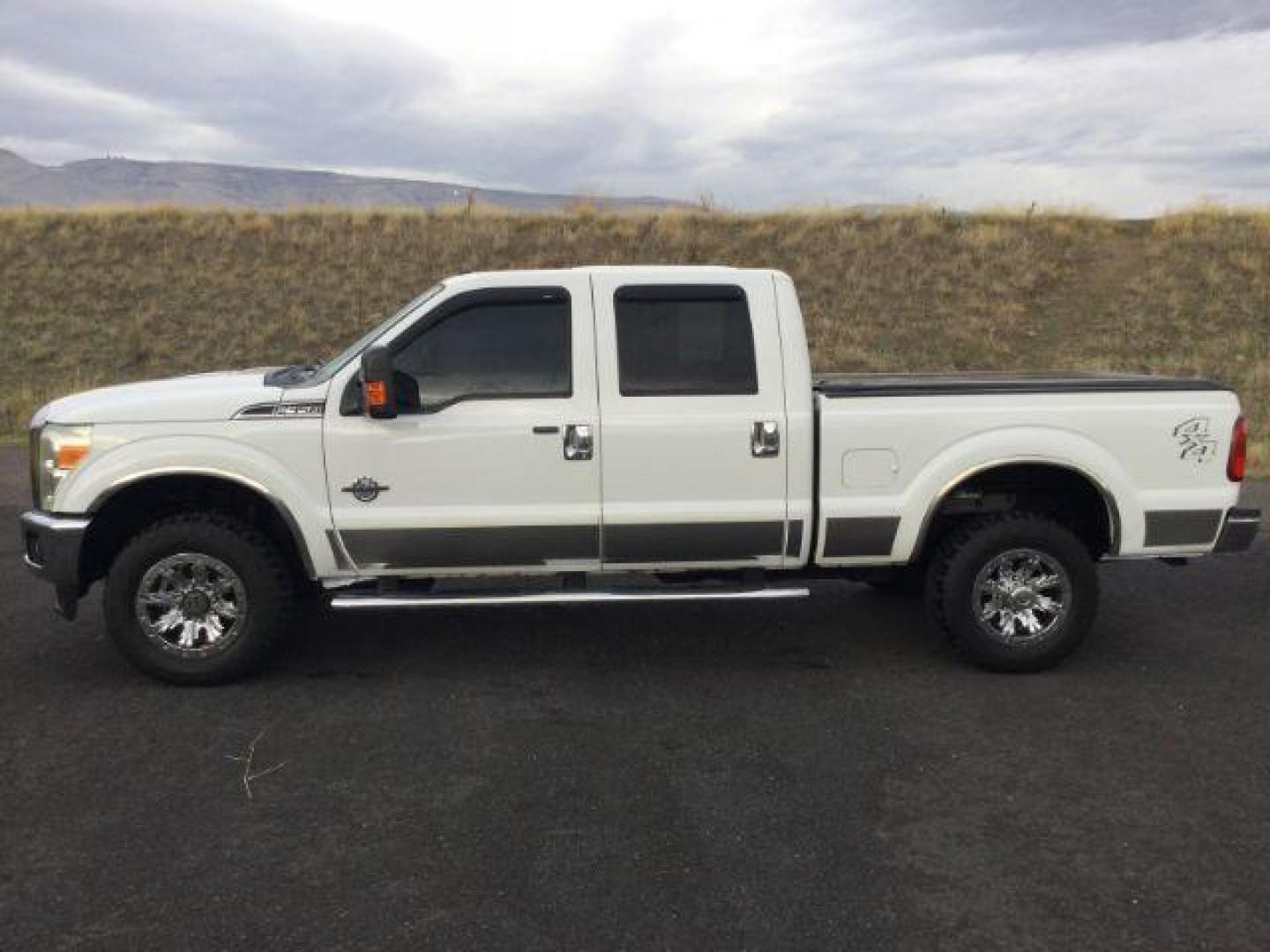2011 Oxford White /Black Ford F-350 LARIAT (1FT8W3BTXBE) with an Powerstroke 6.7L V-8 diesel direct injection engine, 6-SPEED AUTOMATIC transmission, located at 1801 Main Street, Lewiston, 83501, (208) 743-9371, 46.417065, -117.004799 - Photo#3