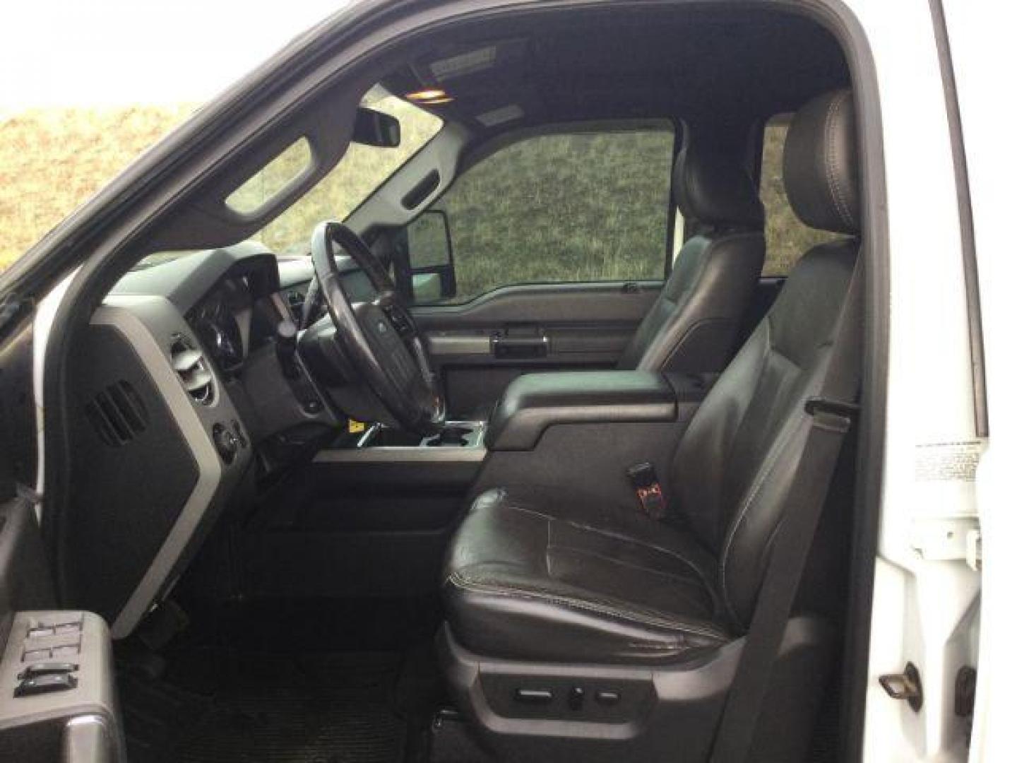 2011 Oxford White /Black Ford F-350 LARIAT (1FT8W3BTXBE) with an Powerstroke 6.7L V-8 diesel direct injection engine, 6-SPEED AUTOMATIC transmission, located at 1801 Main Street, Lewiston, 83501, (208) 743-9371, 46.417065, -117.004799 - Photo#5