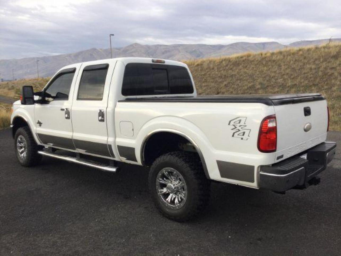 2011 Oxford White /Black Ford F-350 LARIAT (1FT8W3BTXBE) with an Powerstroke 6.7L V-8 diesel direct injection engine, 6-SPEED AUTOMATIC transmission, located at 1801 Main Street, Lewiston, 83501, (208) 743-9371, 46.417065, -117.004799 - Photo#8