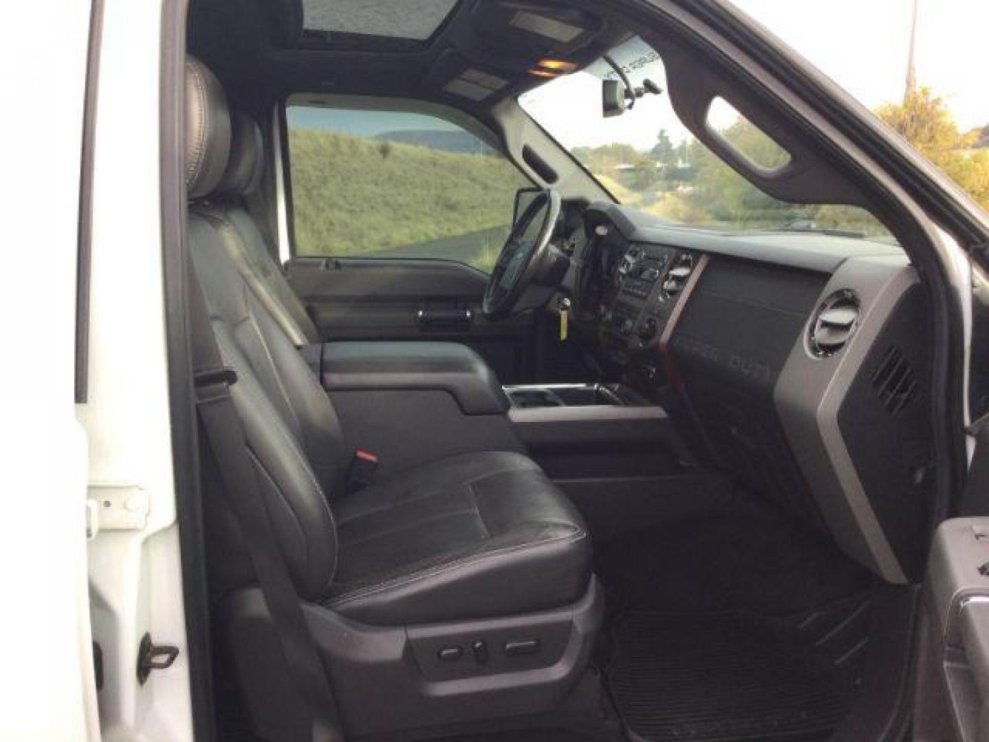 2011 Oxford White /Black Ford F-350 LARIAT (1FT8W3BTXBE) with an Powerstroke 6.7L V-8 diesel direct injection engine, 6-SPEED AUTOMATIC transmission, located at 1801 Main Street, Lewiston, 83501, (208) 743-9371, 46.417065, -117.004799 - Photo#19