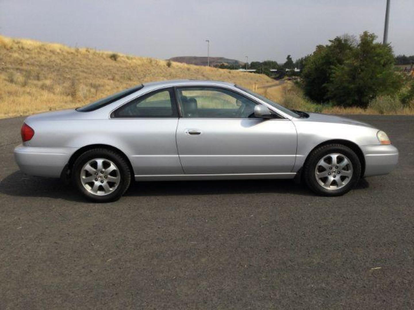 2001 Satin Silver Metallic /Ebony Acura CL CL Coupe 3.6L V6 (19UYA42561A) with an 3.2L V-6 VTEC variable valve control engine, 5-Speed Automatic transmission, located at 1801 Main Street, Lewiston, 83501, (208) 743-9371, 46.417065, -117.004799 - Photo#1