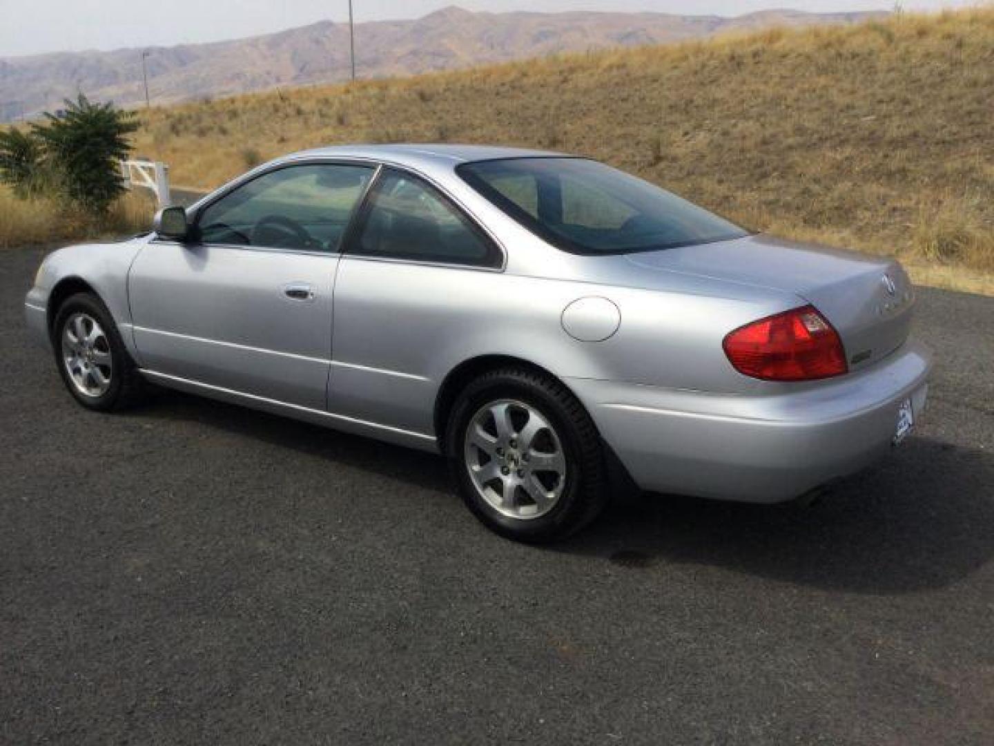 2001 Satin Silver Metallic /Ebony Acura CL CL Coupe 3.6L V6 (19UYA42561A) with an 3.2L V-6 VTEC variable valve control engine, 5-Speed Automatic transmission, located at 1801 Main Street, Lewiston, 83501, (208) 743-9371, 46.417065, -117.004799 - Photo#4