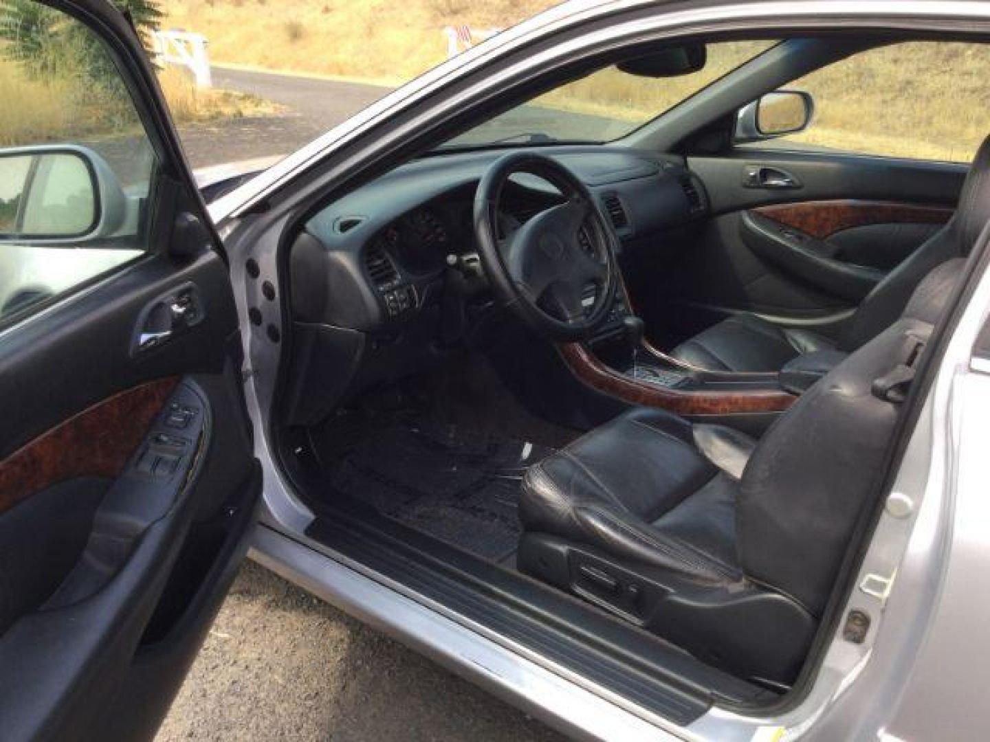 2001 Satin Silver Metallic /Ebony Acura CL CL Coupe 3.6L V6 (19UYA42561A) with an 3.2L V-6 VTEC variable valve control engine, 5-Speed Automatic transmission, located at 1801 Main Street, Lewiston, 83501, (208) 743-9371, 46.417065, -117.004799 - Photo#5