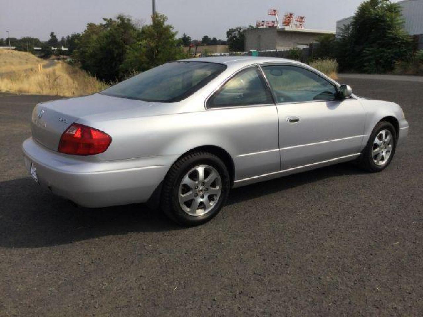 2001 Satin Silver Metallic /Ebony Acura CL CL Coupe 3.6L V6 (19UYA42561A) with an 3.2L V-6 VTEC variable valve control engine, 5-Speed Automatic transmission, located at 1801 Main Street, Lewiston, 83501, (208) 743-9371, 46.417065, -117.004799 - Photo#13