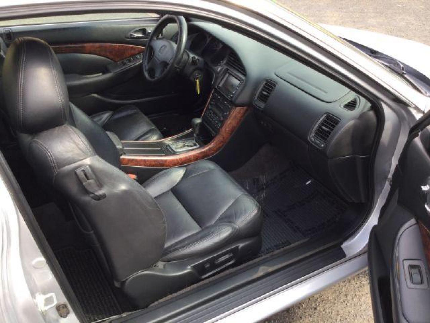 2001 Satin Silver Metallic /Ebony Acura CL CL Coupe 3.6L V6 (19UYA42561A) with an 3.2L V-6 VTEC variable valve control engine, 5-Speed Automatic transmission, located at 1801 Main Street, Lewiston, 83501, (208) 743-9371, 46.417065, -117.004799 - Photo#16