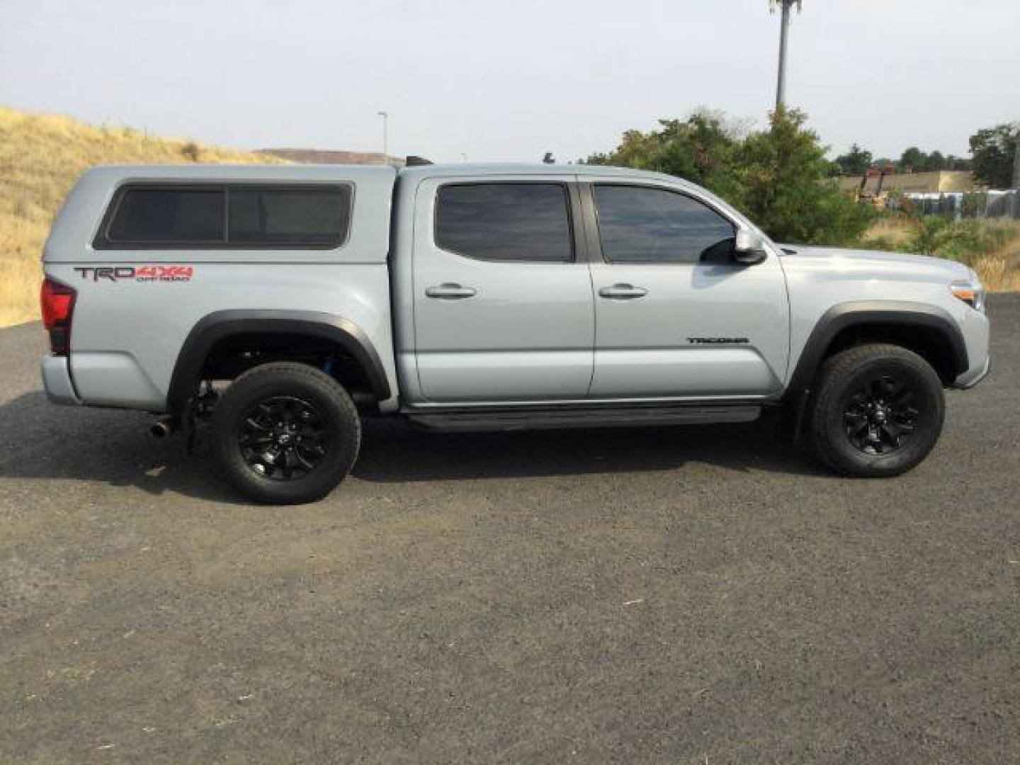 2018 Magnetic Gray Metallic /Black w/Gun Metal Toyota Tacoma Crew Cab TRD Off Road 4X4 (3TMCZ5AN4JM) with an 3.5L V-6 port/direct injection engine, 6-Speed Automatic transmission, located at 1801 Main Street, Lewiston, 83501, (208) 743-9371, 46.417065, -117.004799 - Photo#3