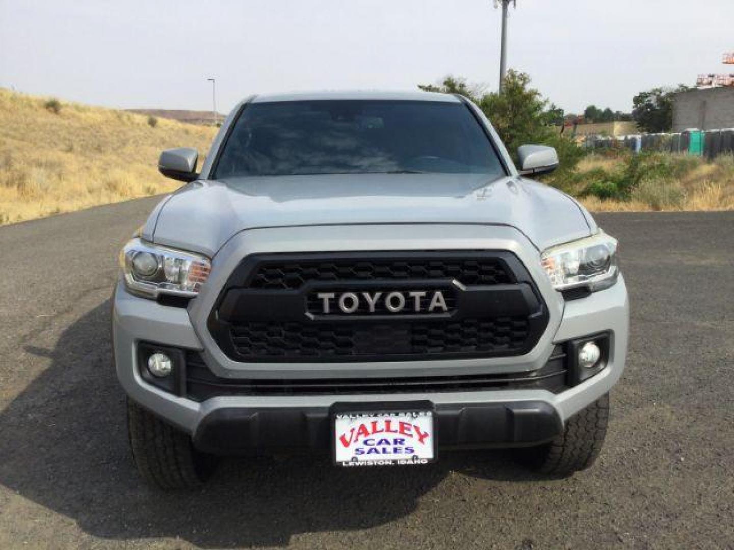 2018 Magnetic Gray Metallic /Black w/Gun Metal Toyota Tacoma Crew Cab TRD Off Road 4X4 (3TMCZ5AN4JM) with an 3.5L V-6 port/direct injection engine, 6-Speed Automatic transmission, located at 1801 Main Street, Lewiston, 83501, (208) 743-9371, 46.417065, -117.004799 - Photo#12
