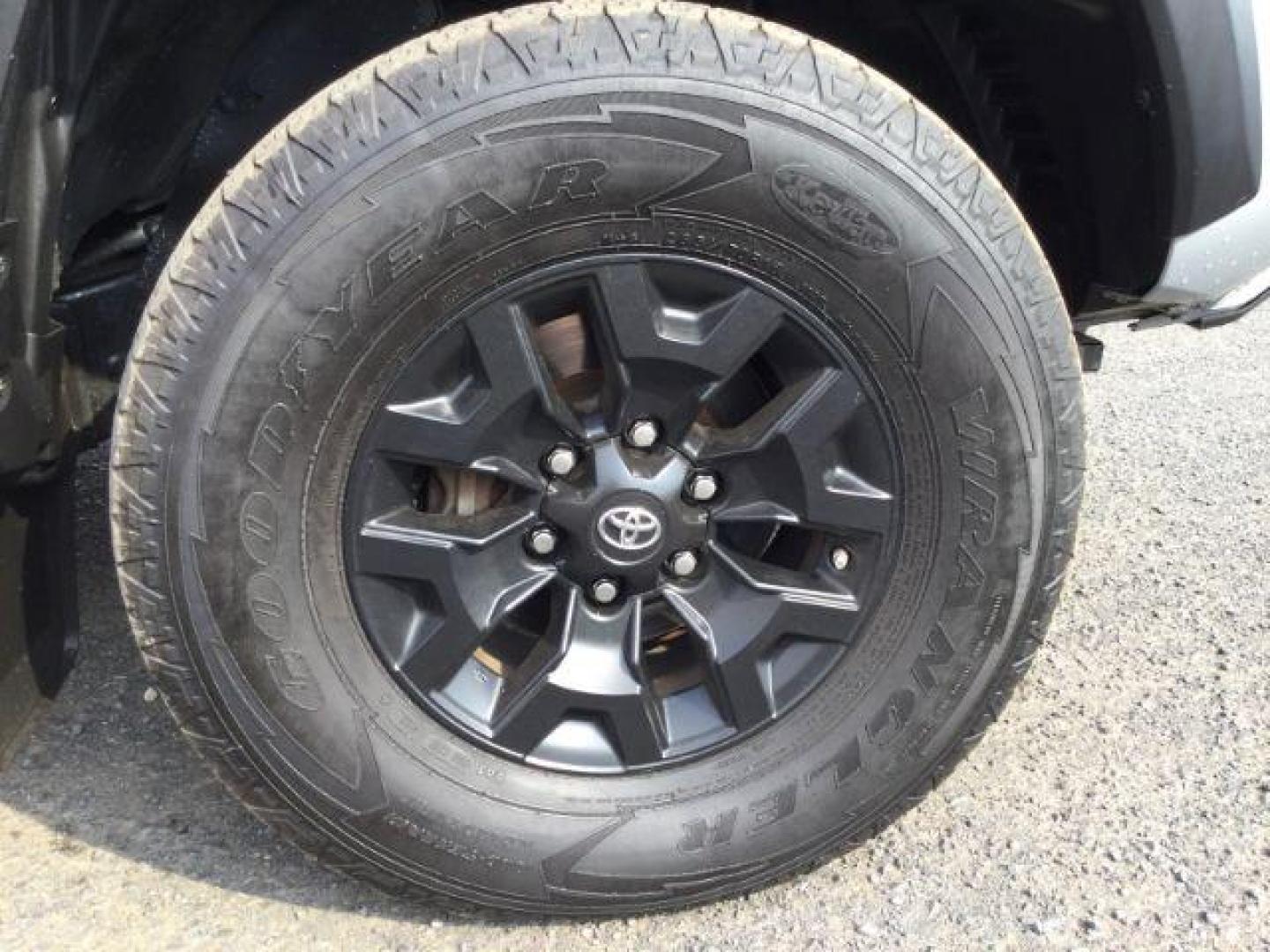 2018 Magnetic Gray Metallic /Black w/Gun Metal Toyota Tacoma Crew Cab TRD Off Road 4X4 (3TMCZ5AN4JM) with an 3.5L V-6 port/direct injection engine, 6-Speed Automatic transmission, located at 1801 Main Street, Lewiston, 83501, (208) 743-9371, 46.417065, -117.004799 - Photo#18