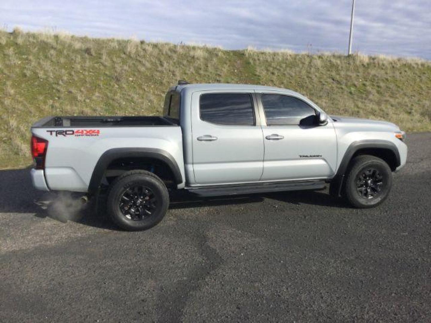 2018 Magnetic Gray Metallic /Black w/Gun Metal Toyota Tacoma Crew Cab TRD Off Road 4X4 (3TMCZ5AN4JM) with an 3.5L V-6 port/direct injection engine, 6-Speed Automatic transmission, located at 1801 Main Street, Lewiston, 83501, (208) 743-9371, 46.417065, -117.004799 - Photo#11