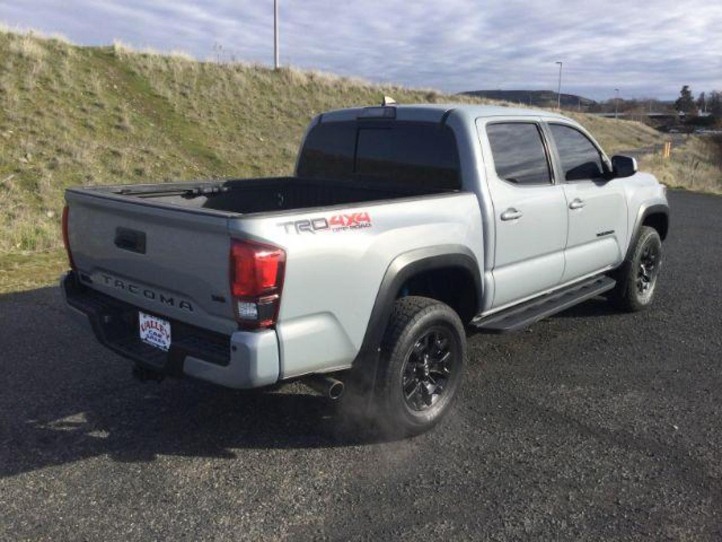 2018 Magnetic Gray Metallic /Black w/Gun Metal Toyota Tacoma Crew Cab TRD Off Road 4X4 (3TMCZ5AN4JM) with an 3.5L V-6 port/direct injection engine, 6-Speed Automatic transmission, located at 1801 Main Street, Lewiston, 83501, (208) 743-9371, 46.417065, -117.004799 - Photo#12