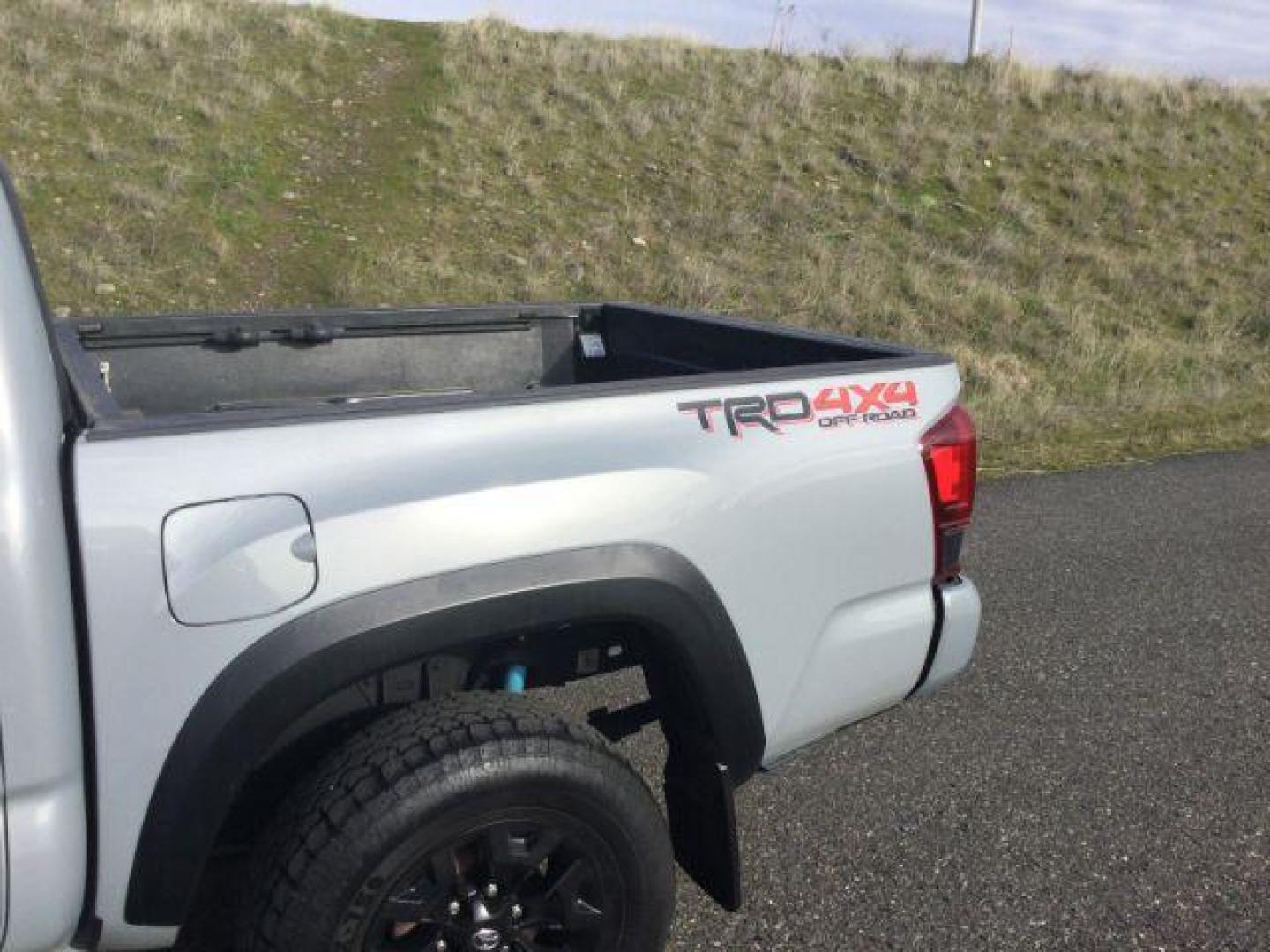 2018 Magnetic Gray Metallic /Black w/Gun Metal Toyota Tacoma Crew Cab TRD Off Road 4X4 (3TMCZ5AN4JM) with an 3.5L V-6 port/direct injection engine, 6-Speed Automatic transmission, located at 1801 Main Street, Lewiston, 83501, (208) 743-9371, 46.417065, -117.004799 - Photo#19