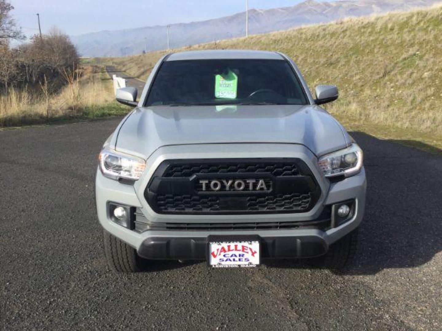 2018 Magnetic Gray Metallic /Black w/Gun Metal Toyota Tacoma Crew Cab TRD Off Road 4X4 (3TMCZ5AN4JM) with an 3.5L V-6 port/direct injection engine, 6-Speed Automatic transmission, located at 1801 Main Street, Lewiston, 83501, (208) 743-9371, 46.417065, -117.004799 - Photo#21