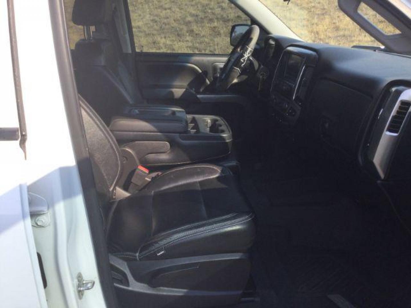 2017 Summit White Chevrolet Silverado 1500 1LT (3GCUKREC7HG) with an EcoTec3 4.3L V-6 gasoline direct injection engine, located at 1801 Main Street, Lewiston, 83501, (208) 743-9371, 46.417065, -117.004799 - Photo#4
