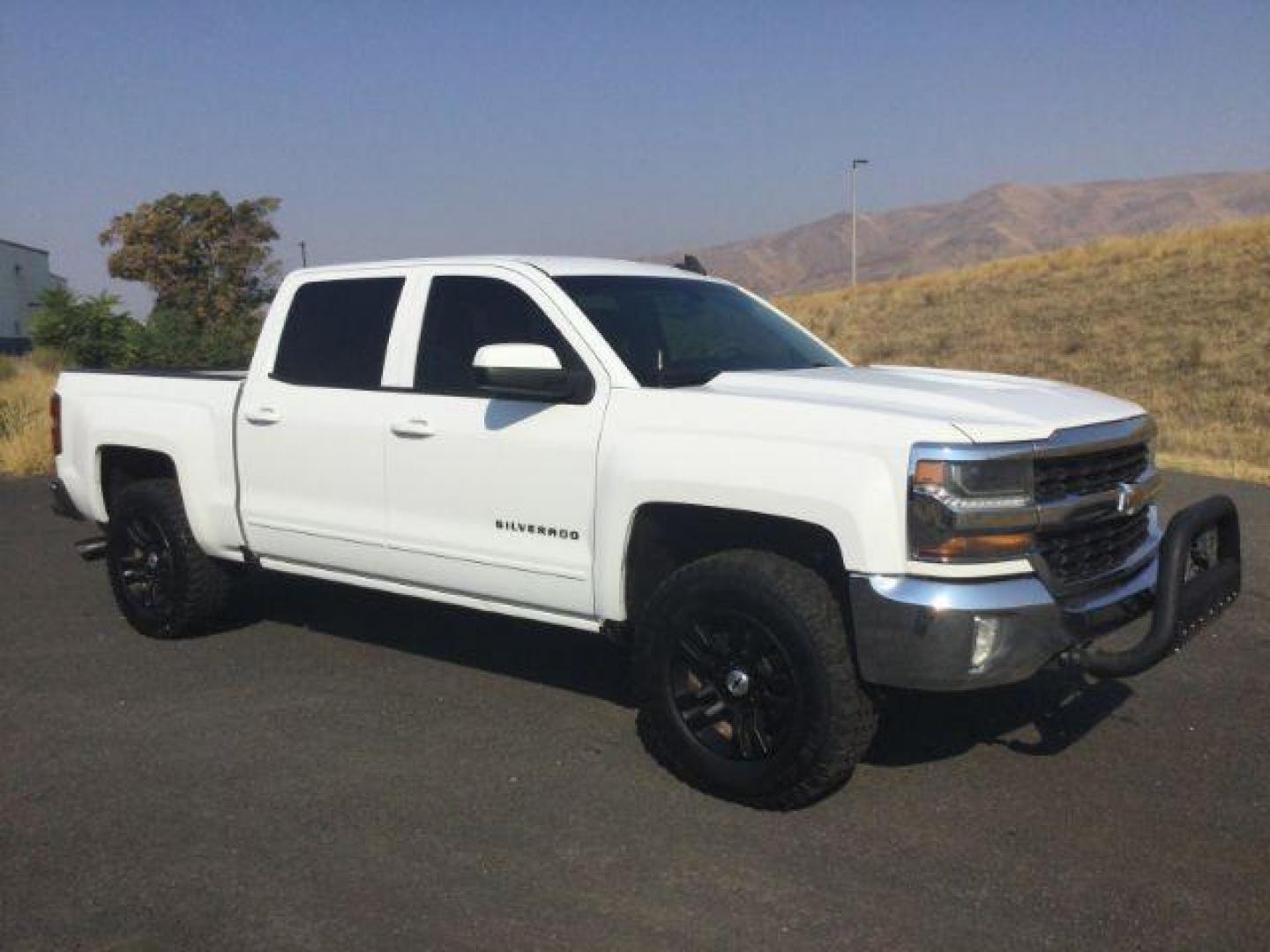2017 Summit White Chevrolet Silverado 1500 1LT (3GCUKREC7HG) with an EcoTec3 4.3L V-6 gasoline direct injection engine, located at 1801 Main Street, Lewiston, 83501, (208) 743-9371, 46.417065, -117.004799 - Photo#8