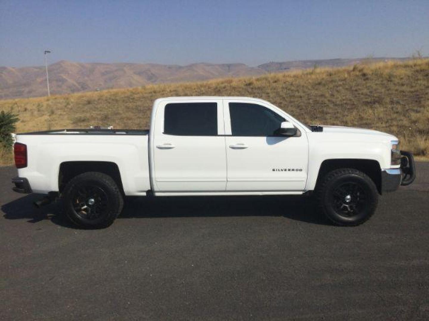 2017 Summit White Chevrolet Silverado 1500 1LT (3GCUKREC7HG) with an EcoTec3 4.3L V-6 gasoline direct injection engine, located at 1801 Main Street, Lewiston, 83501, (208) 743-9371, 46.417065, -117.004799 - Photo#9