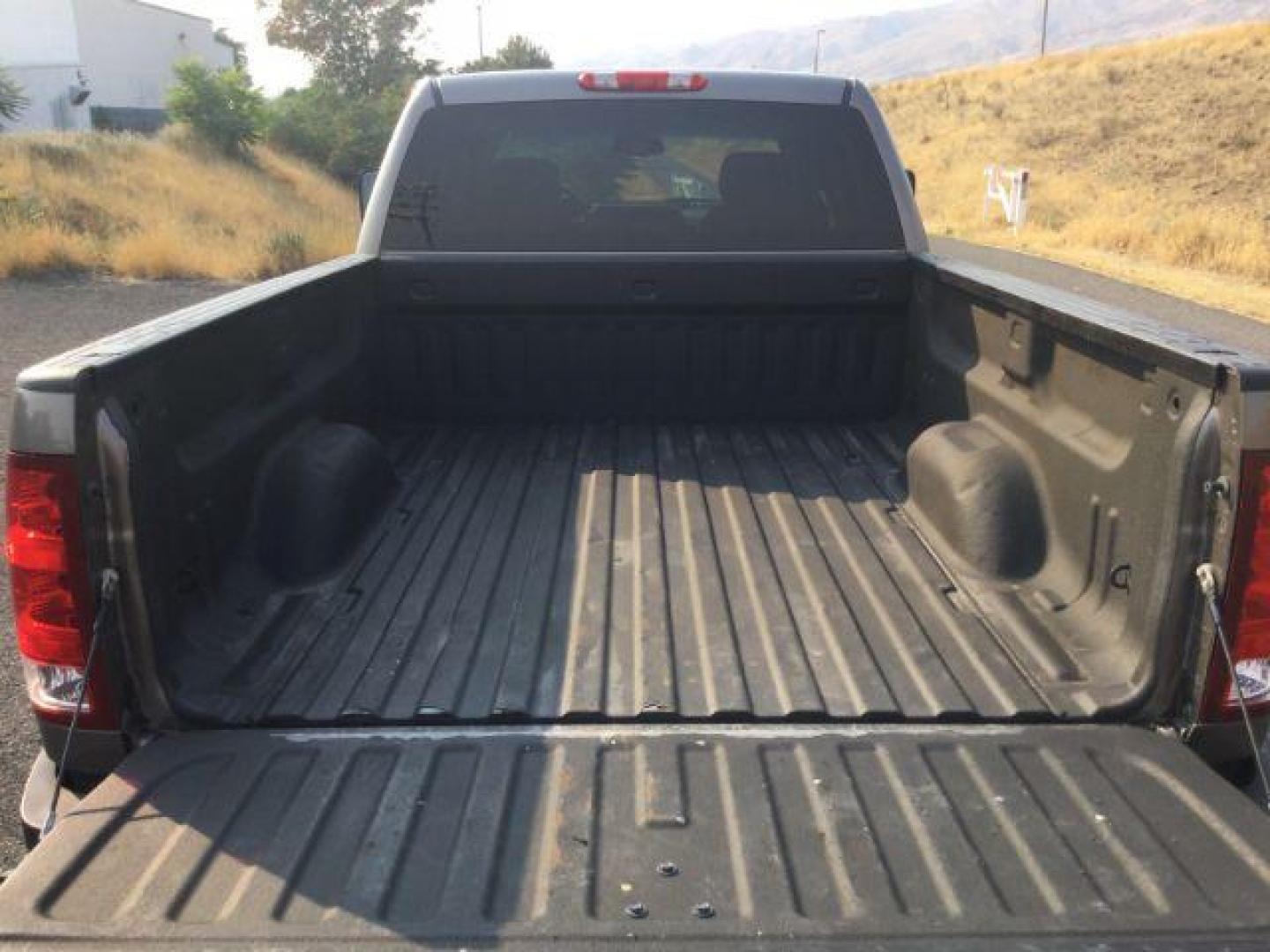 2012 Mocha Steel Metallic /Ebony GMC Sierra 2500HD SLE (1GT120C85CF) with an Duramax 6.6L V-8 diesel direct injection engine, 6-Speed Automatic transmission, located at 1801 Main Street, Lewiston, 83501, (208) 743-9371, 46.417065, -117.004799 - Photo#8
