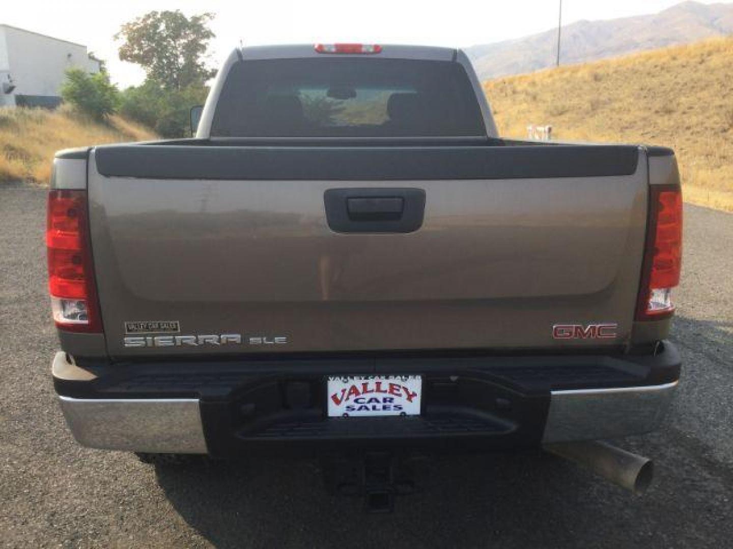 2012 Mocha Steel Metallic /Ebony GMC Sierra 2500HD SLE (1GT120C85CF) with an Duramax 6.6L V-8 diesel direct injection engine, 6-Speed Automatic transmission, located at 1801 Main Street, Lewiston, 83501, (208) 743-9371, 46.417065, -117.004799 - Photo#10