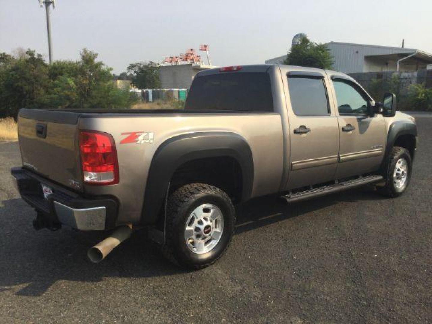 2012 Mocha Steel Metallic /Ebony GMC Sierra 2500HD SLE (1GT120C85CF) with an Duramax 6.6L V-8 diesel direct injection engine, 6-Speed Automatic transmission, located at 1801 Main Street, Lewiston, 83501, (208) 743-9371, 46.417065, -117.004799 - Photo#16