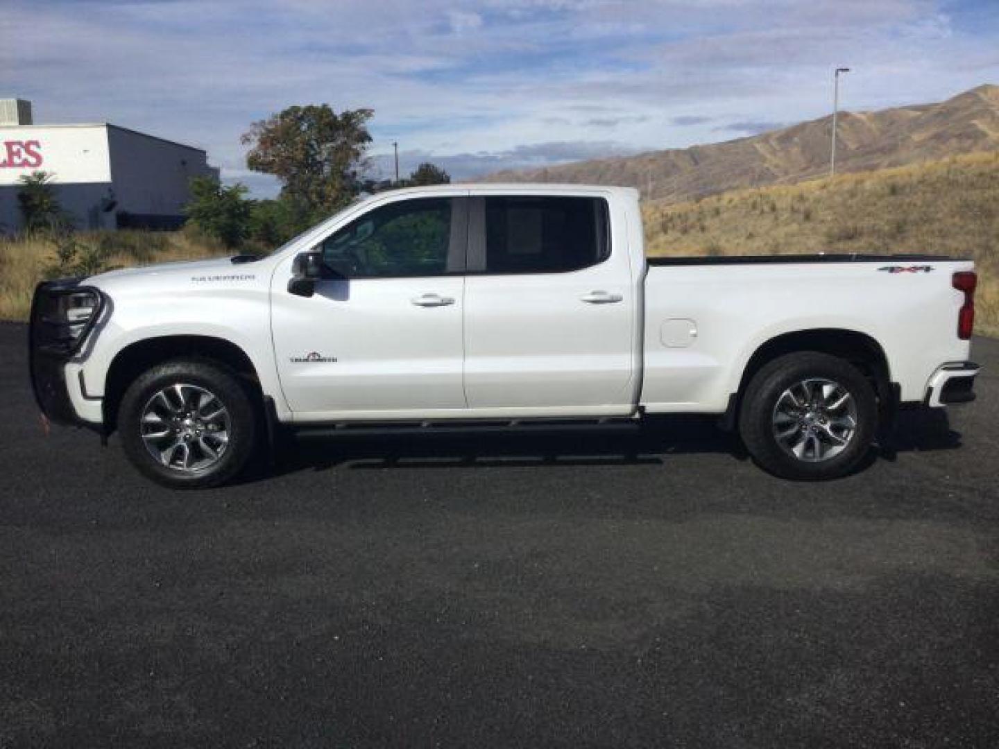 2019 Summit White /Jet Black Chevrolet Silverado 1500 Crew cab 4x4 RST (1GCUYEED2KZ) with an EcoTec3 5.3L V-8 gasoline direct injection engine, 8 Speed Automatic transmission, located at 1801 Main Street, Lewiston, 83501, (208) 743-9371, 46.417065, -117.004799 - Photo#2
