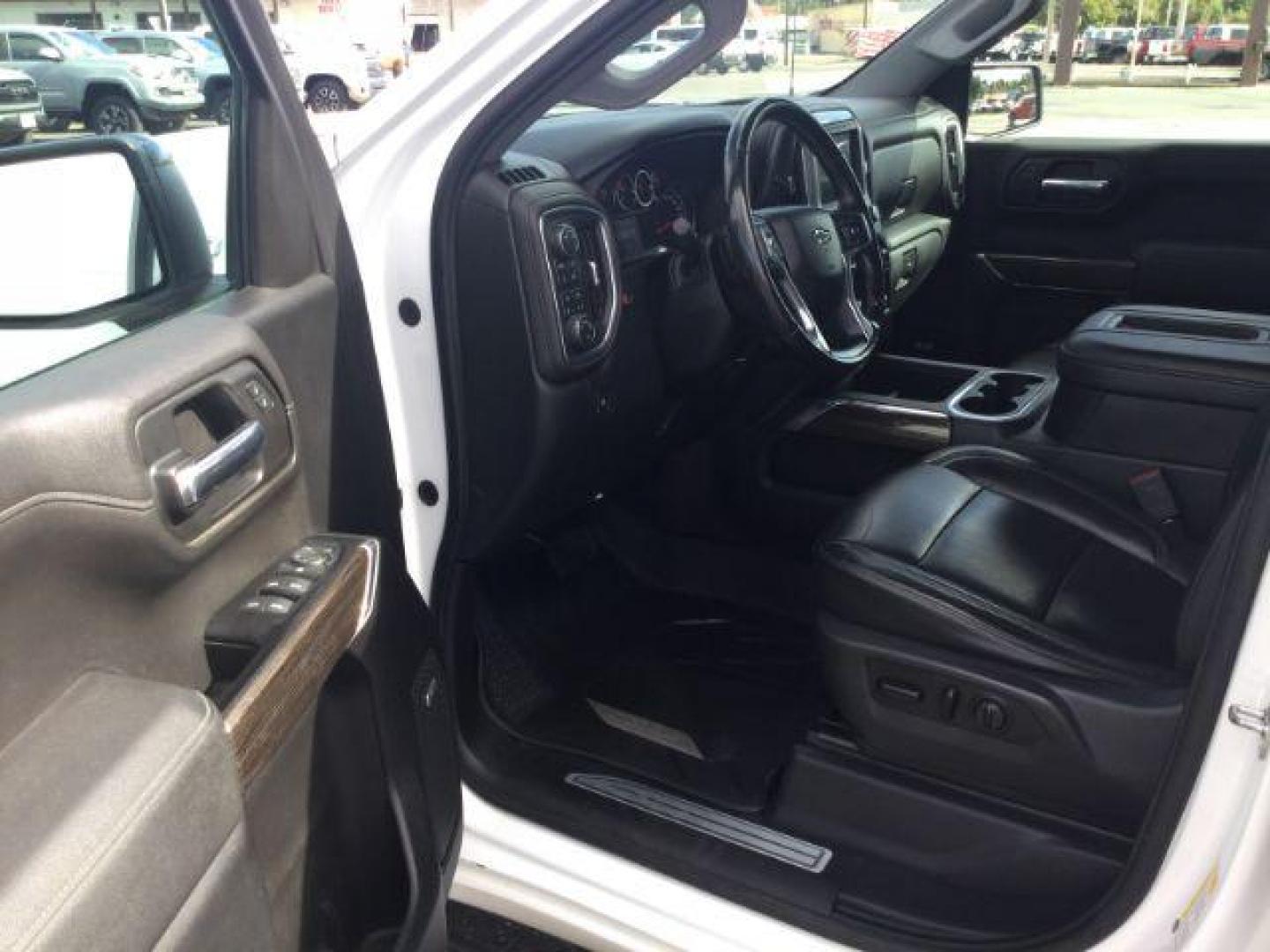 2019 Summit White /Jet Black Chevrolet Silverado 1500 Crew cab 4x4 RST (1GCUYEED2KZ) with an EcoTec3 5.3L V-8 gasoline direct injection engine, 8 Speed Automatic transmission, located at 1801 Main Street, Lewiston, 83501, (208) 743-9371, 46.417065, -117.004799 - Photo#3