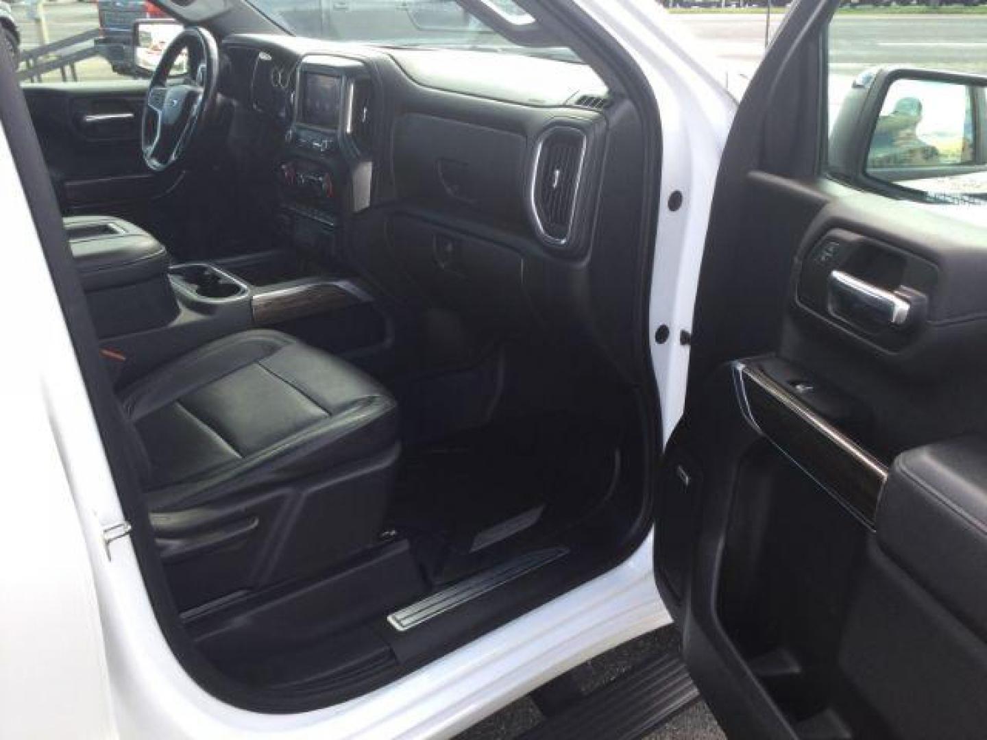 2019 Summit White /Jet Black Chevrolet Silverado 1500 Crew cab 4x4 RST (1GCUYEED2KZ) with an EcoTec3 5.3L V-8 gasoline direct injection engine, 8 Speed Automatic transmission, located at 1801 Main Street, Lewiston, 83501, (208) 743-9371, 46.417065, -117.004799 - Photo#7