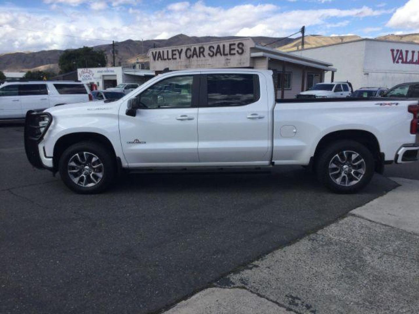 2019 Summit White /Jet Black Chevrolet Silverado 1500 Crew cab 4x4 RST (1GCUYEED2KZ) with an EcoTec3 5.3L V-8 gasoline direct injection engine, 8 Speed Automatic transmission, located at 1801 Main Street, Lewiston, 83501, (208) 743-9371, 46.417065, -117.004799 - Photo#8