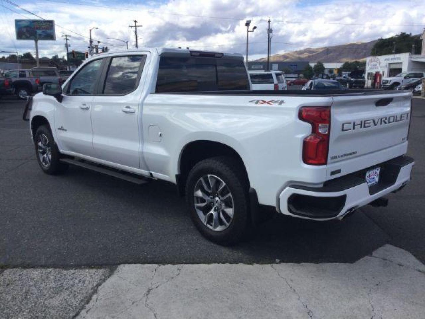 2019 Summit White /Jet Black Chevrolet Silverado 1500 Crew cab 4x4 RST (1GCUYEED2KZ) with an EcoTec3 5.3L V-8 gasoline direct injection engine, 8 Speed Automatic transmission, located at 1801 Main Street, Lewiston, 83501, (208) 743-9371, 46.417065, -117.004799 - Photo#9