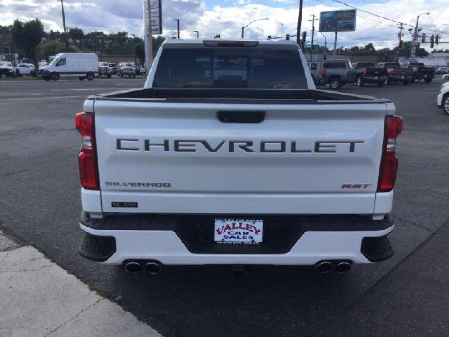 2019 Summit White /Jet Black Chevrolet Silverado 1500 Crew cab 4x4 RST (1GCUYEED2KZ) with an EcoTec3 5.3L V-8 gasoline direct injection engine, 8 Speed Automatic transmission, located at 1801 Main Street, Lewiston, 83501, (208) 743-9371, 46.417065, -117.004799 - Photo#10