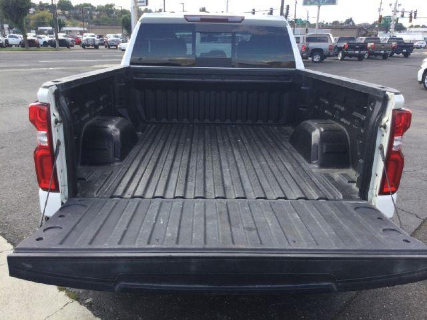 2019 Summit White /Jet Black Chevrolet Silverado 1500 Crew cab 4x4 RST (1GCUYEED2KZ) with an EcoTec3 5.3L V-8 gasoline direct injection engine, 8 Speed Automatic transmission, located at 1801 Main Street, Lewiston, 83501, (208) 743-9371, 46.417065, -117.004799 - Photo#11