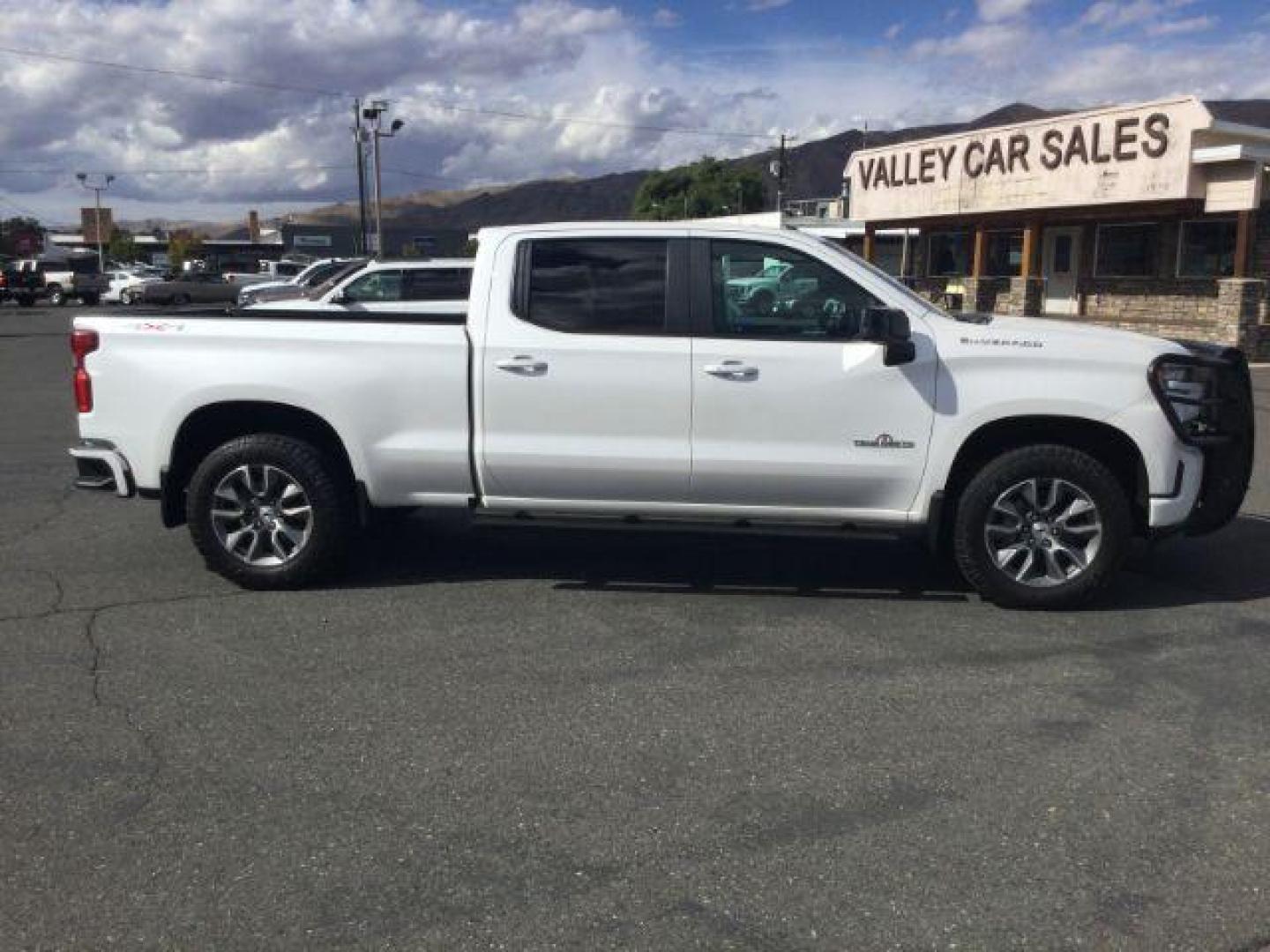 2019 Summit White /Jet Black Chevrolet Silverado 1500 Crew cab 4x4 RST (1GCUYEED2KZ) with an EcoTec3 5.3L V-8 gasoline direct injection engine, 8 Speed Automatic transmission, located at 1801 Main Street, Lewiston, 83501, (208) 743-9371, 46.417065, -117.004799 - Photo#21