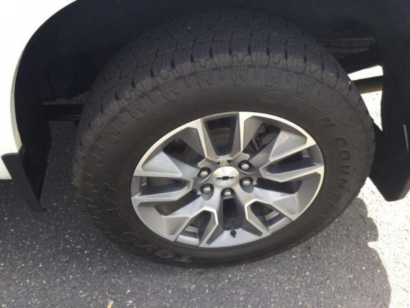 2019 Summit White /Jet Black Chevrolet Silverado 1500 Crew cab 4x4 RST (1GCUYEED2KZ) with an EcoTec3 5.3L V-8 gasoline direct injection engine, 8 Speed Automatic transmission, located at 1801 Main Street, Lewiston, 83501, (208) 743-9371, 46.417065, -117.004799 - Photo#23