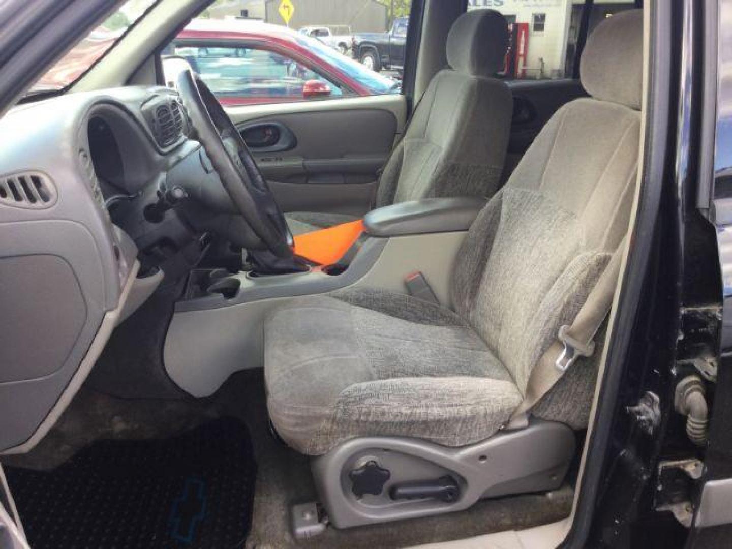 2003 Black /Medium Pewter Chevrolet TrailBlazer LS (1GNDT13S132) with an Vortec 4.2L I-6 DOHC engine, 4 speed Automatic transmission, located at 1801 Main Street, Lewiston, 83501, (208) 743-9371, 46.417065, -117.004799 - Photo#5